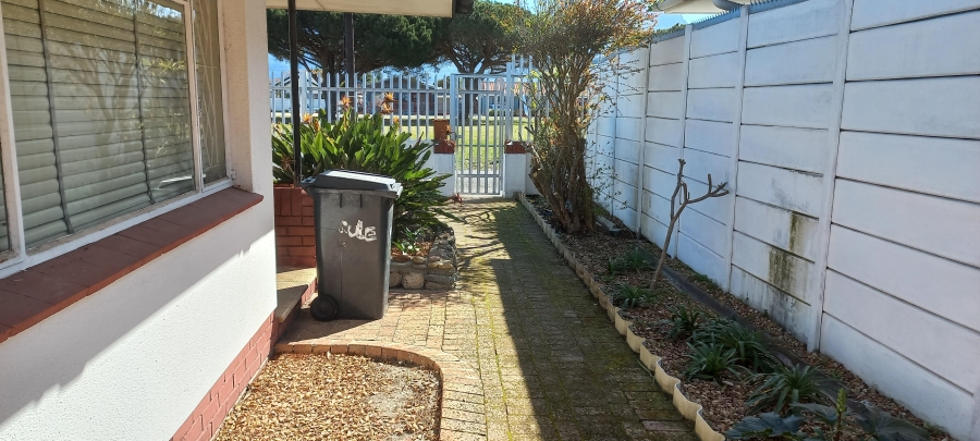 To Let 3 Bedroom Property for Rent in Lansdowne Western Cape